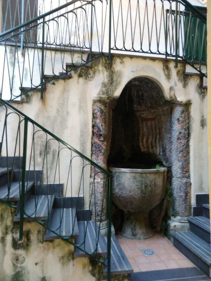 Fronte Al Porto Lejlighed Salerno Eksteriør billede